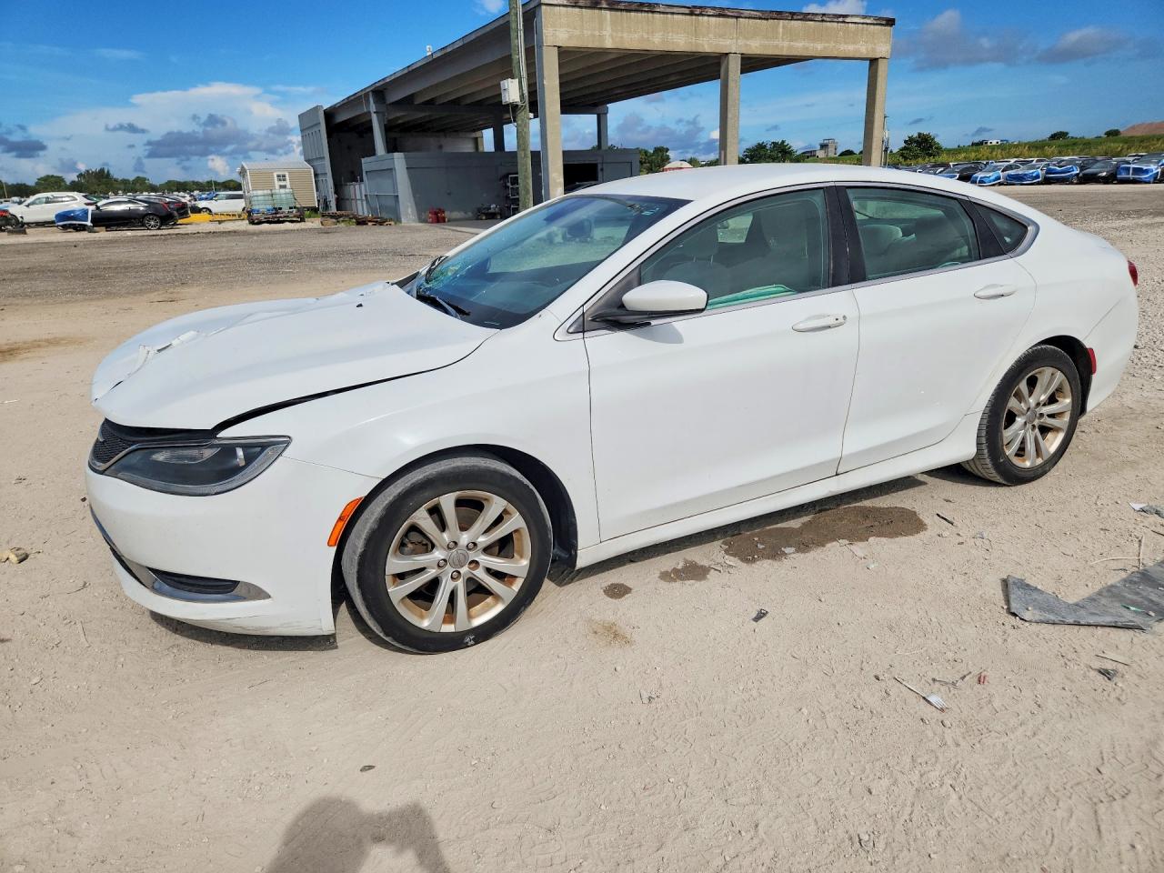 2015 Chrysler 200 Limited, VIN 1C3CCCAB1FN611371 — Front end