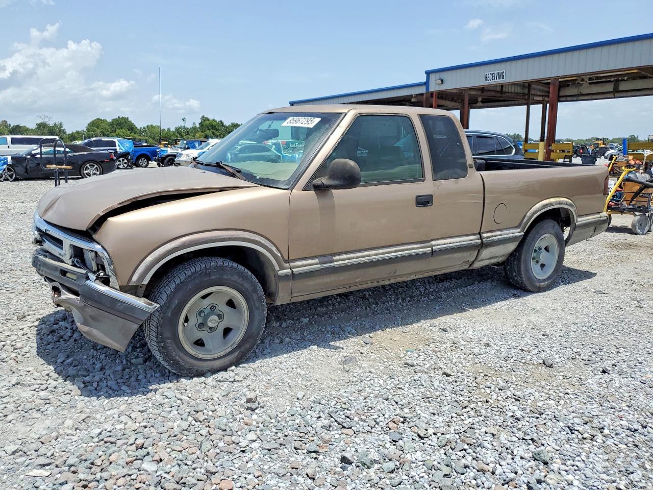 1997 Chevrolet S-10 LS, VIN 1GCCS19X3V8128741 — Front end