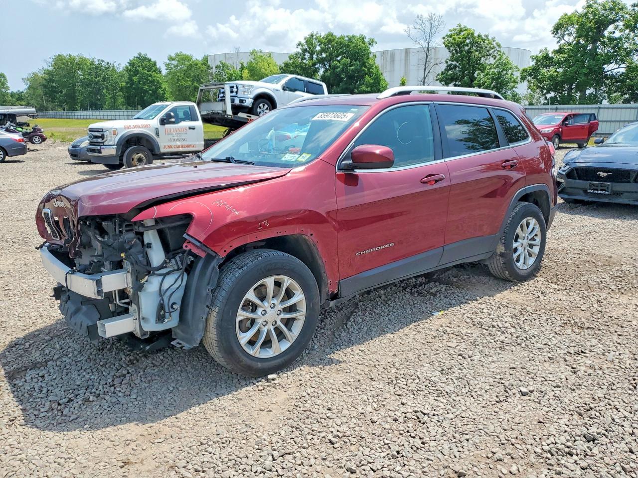 2019 Jeep Cherokee Latitude, VIN 1C4PJMCB9KD213752 — Front end