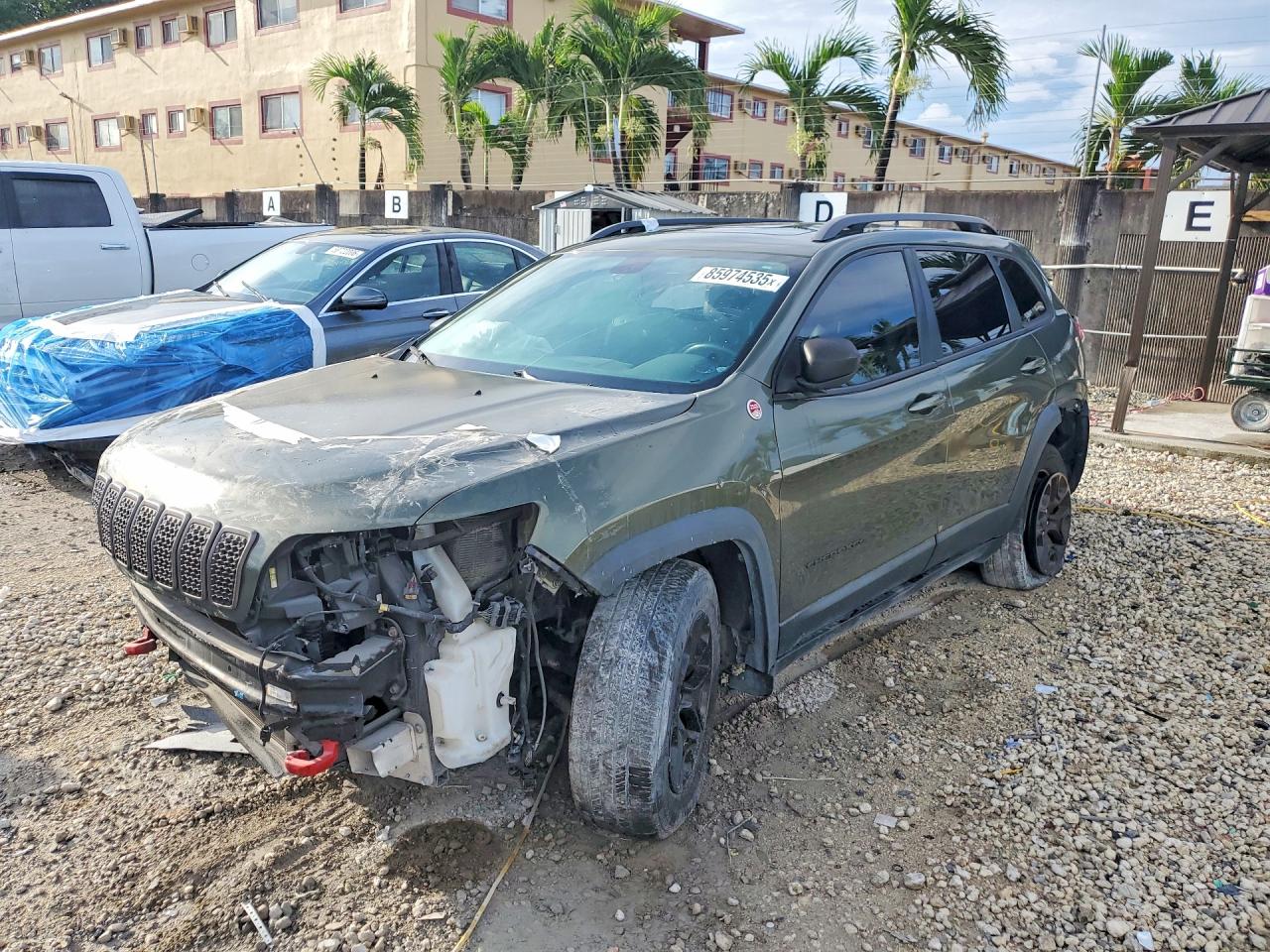 2019 Jeep Cherokee Trailhawk Elite, VIN 1C4PJMBX5KD169410 — Front end