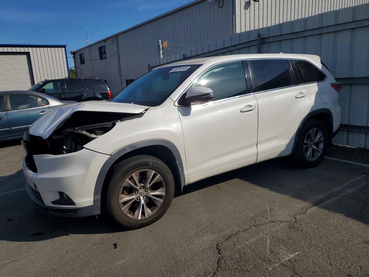 2015 Toyota Highlander LE Plus, VIN 5TDBKRFH6FS138121 — Front end
