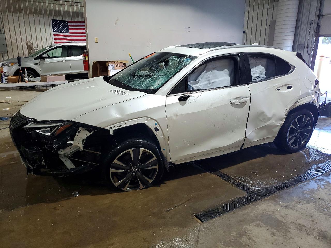 2019 Lexus UX 200 F Sport, VIN JTHY3JBH6K2018415 — Бок