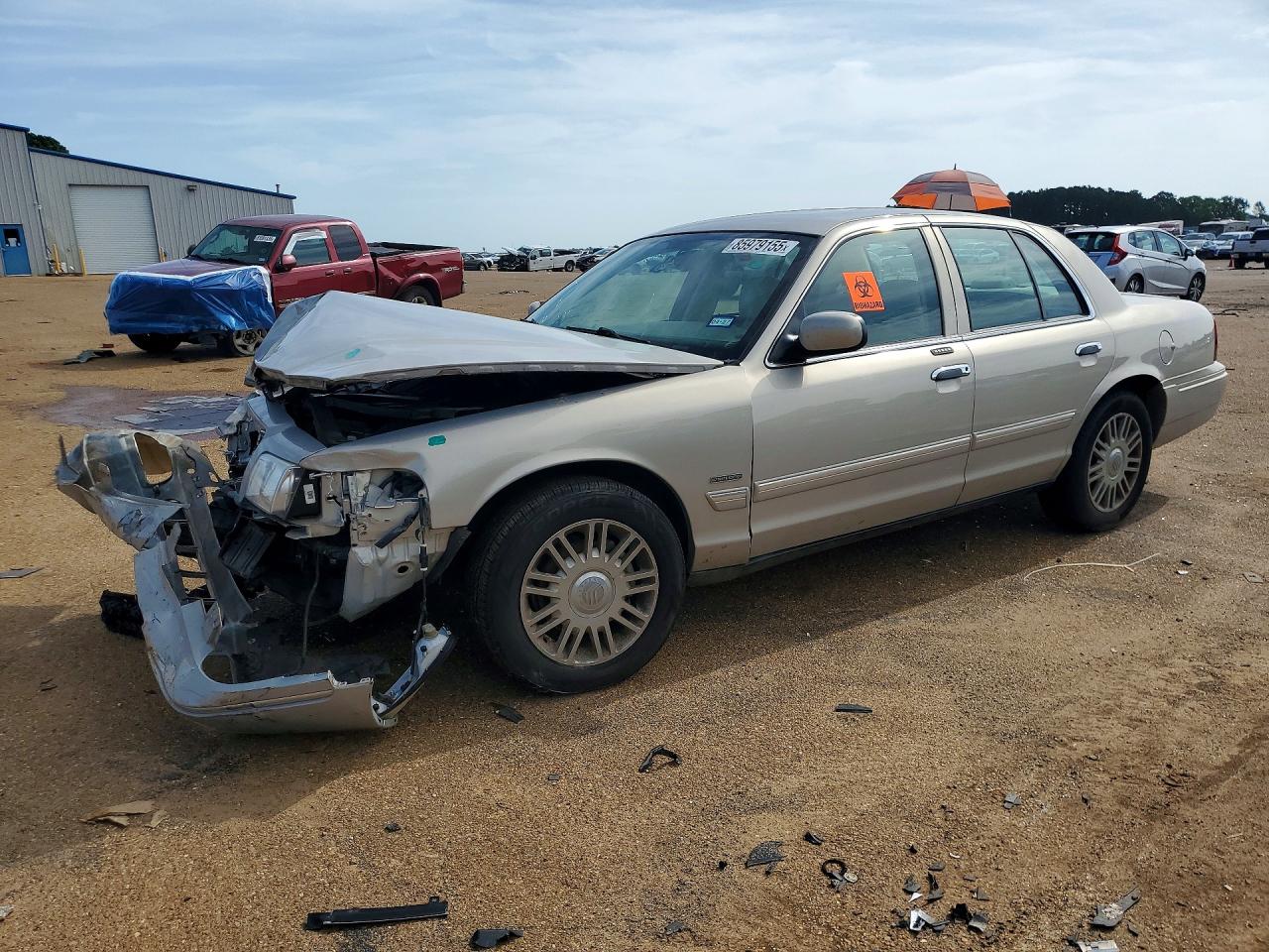 2009 Mercury Grand Marquis LS, VIN 2MEHM75V49X620173 — Front end
