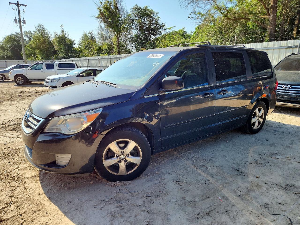 2011 Volkswagen Routan SE, VIN 2V4RW3DG8BR717680 — Minor dents and scratches