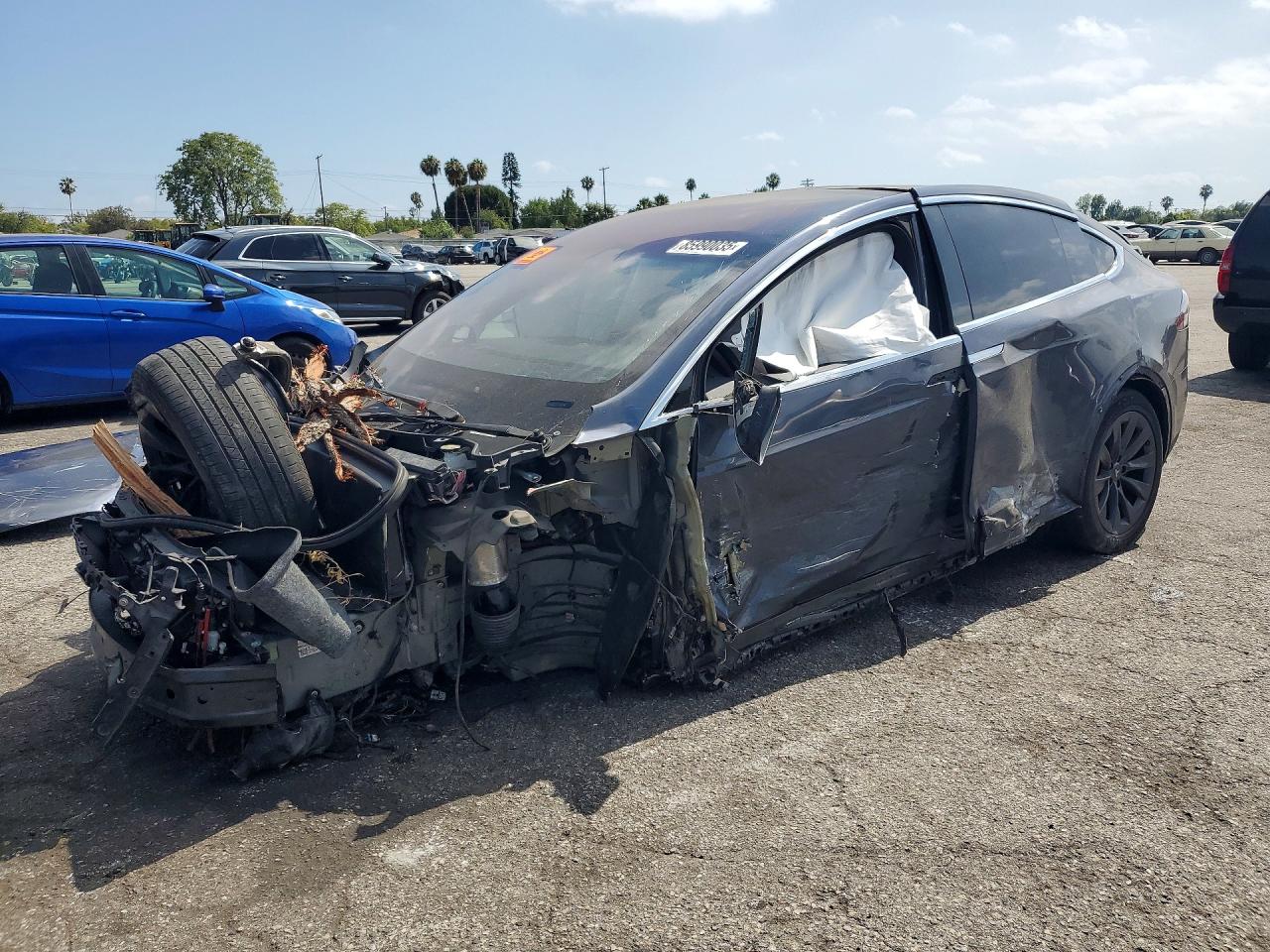 2018 Tesla Model X 75D, VIN 5YJXCBE29JF088111 — Front end