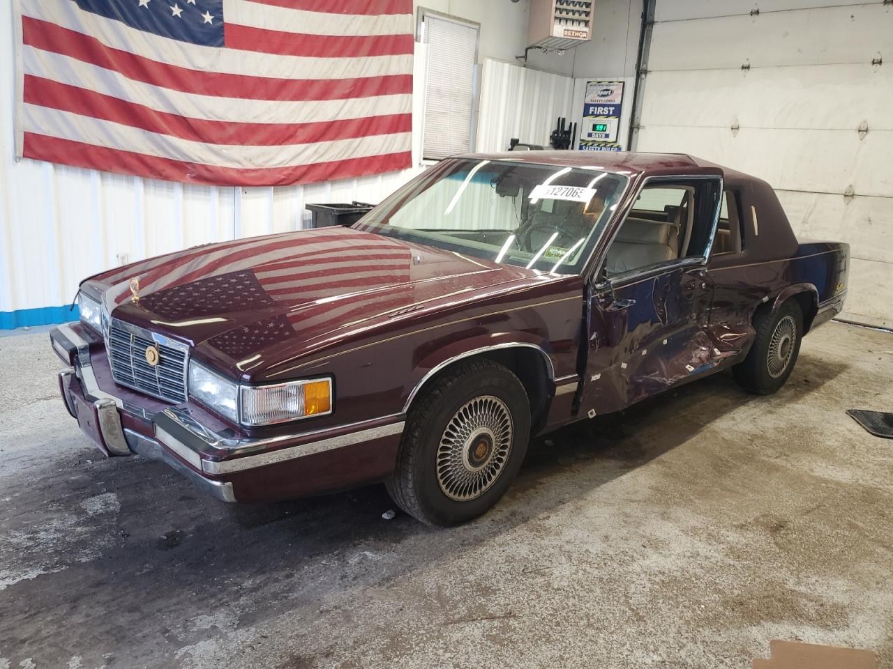 1992 Cadillac DeVille, VIN 1G6CD13B5N4278268 — Бок