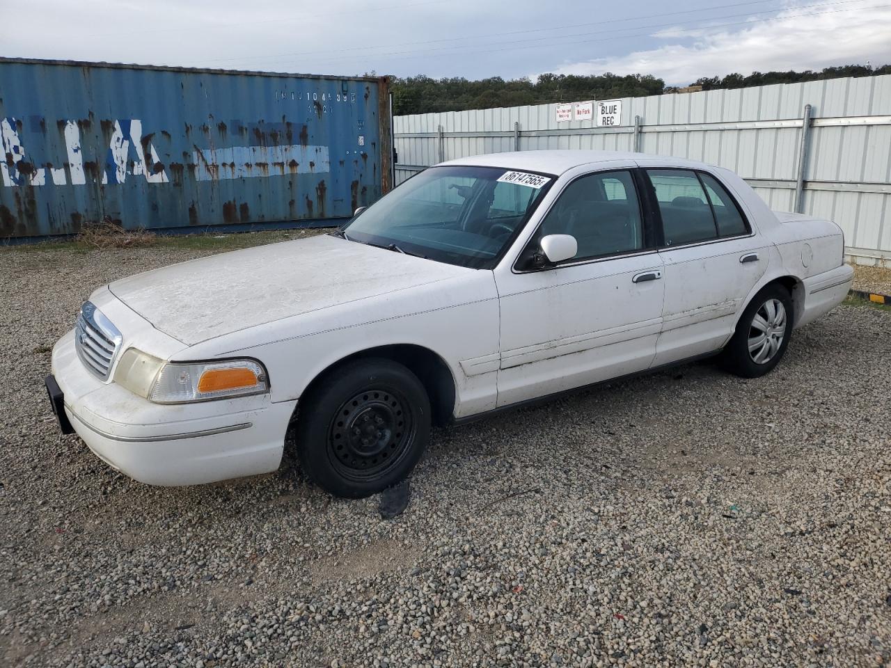 1998 Ford Crown Victoria, VIN 2FAFP73W8WX108316 — Front end