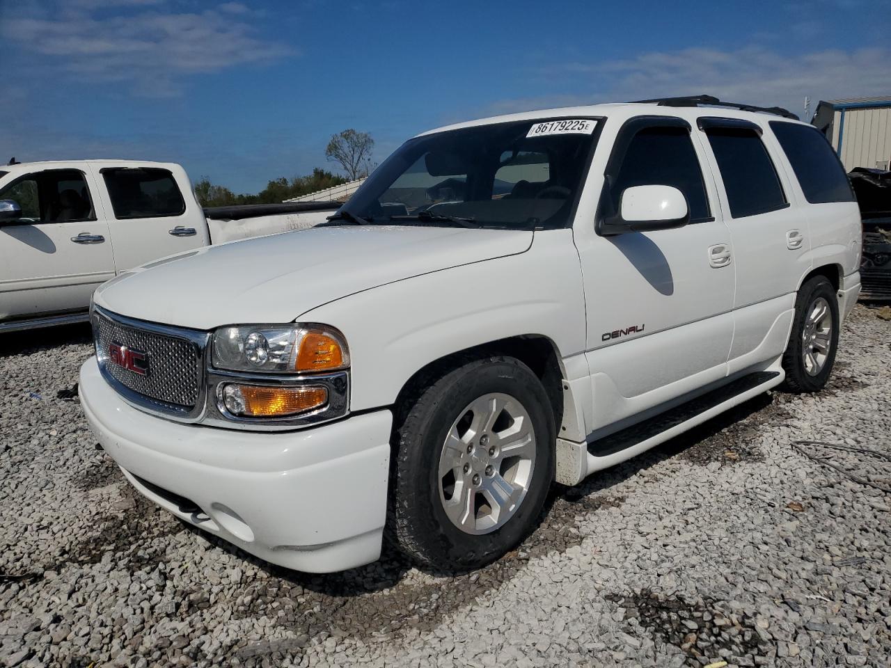 2001 GMC Yukon Denali, VIN 1GKEK63UX1J207657 — Side