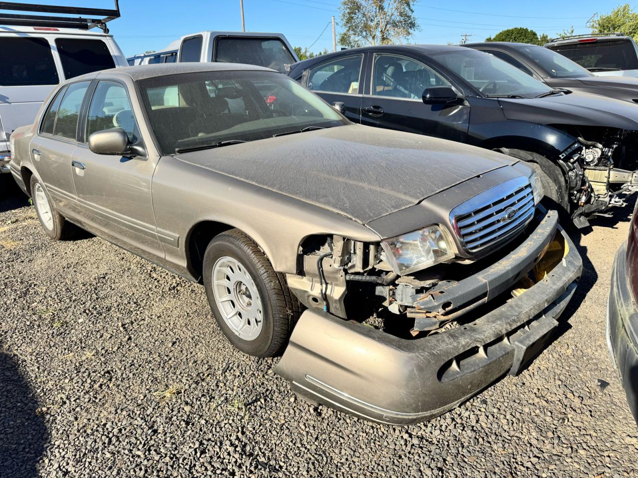 2001 Ford Crown Victoria LX, VIN 2FAFP74W41X162882 — Auction photo