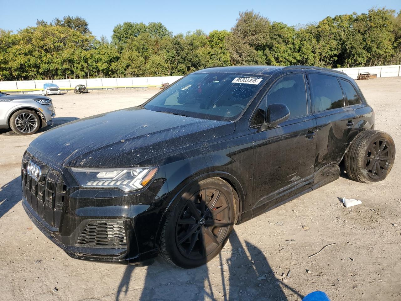 2020 Audi SQ7 Premium Plus, VIN WA1AWBF73LD012878 — Бок