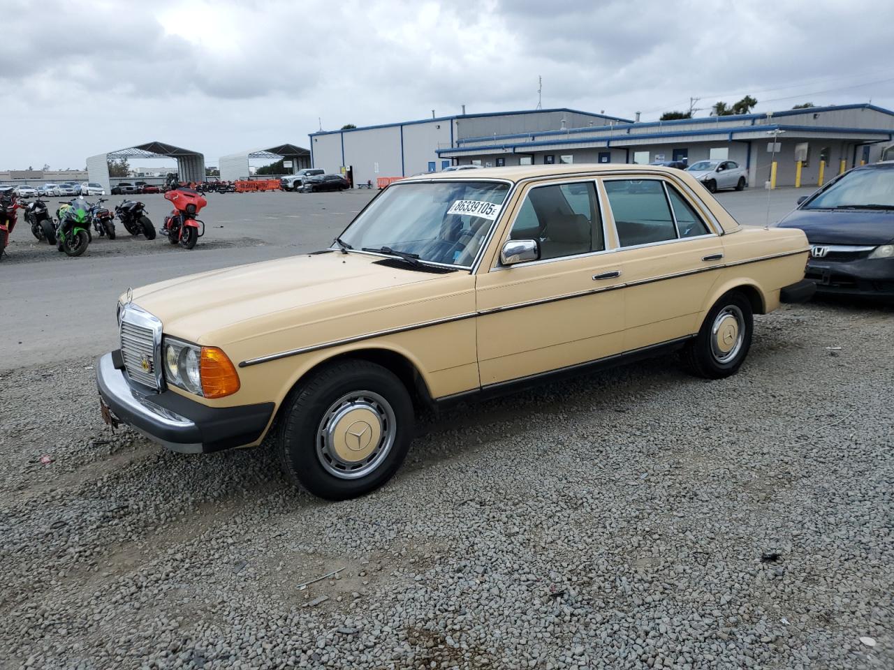 1982 Mercedes-Benz 240 Series 240D, VIN WDBAB23A5CB311686 — Minor dents and scratches