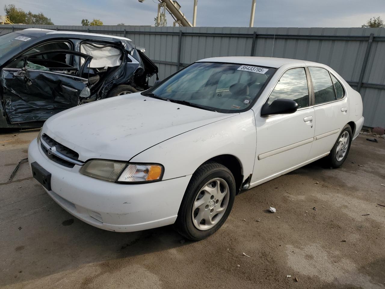 1999 Nissan Altima XE, VIN 1N4DL01D8XC165951 — Side