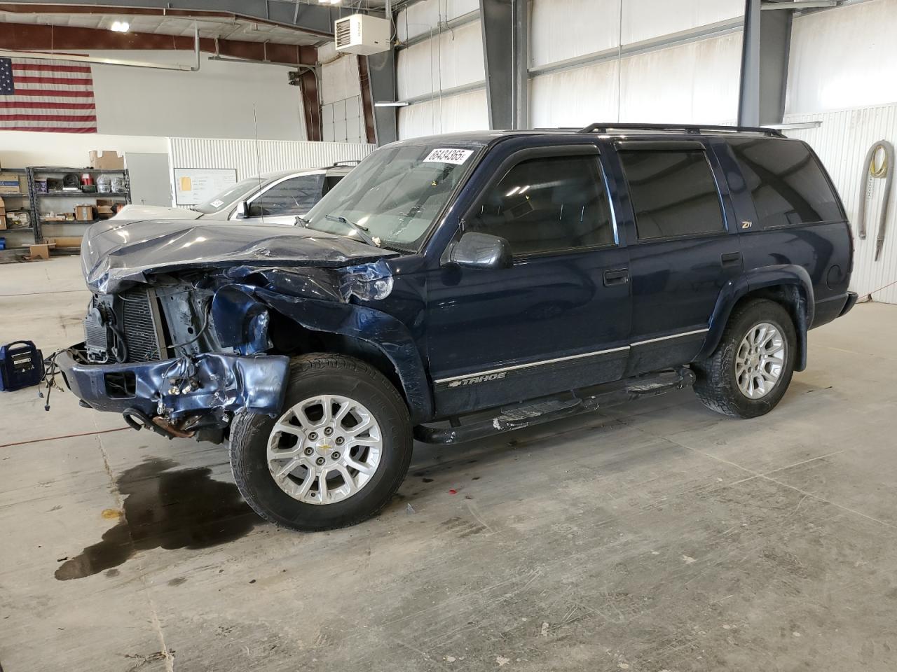 2000 Chevrolet Tahoe Z71, VIN 1GNEK13R8YR148668 — Front end