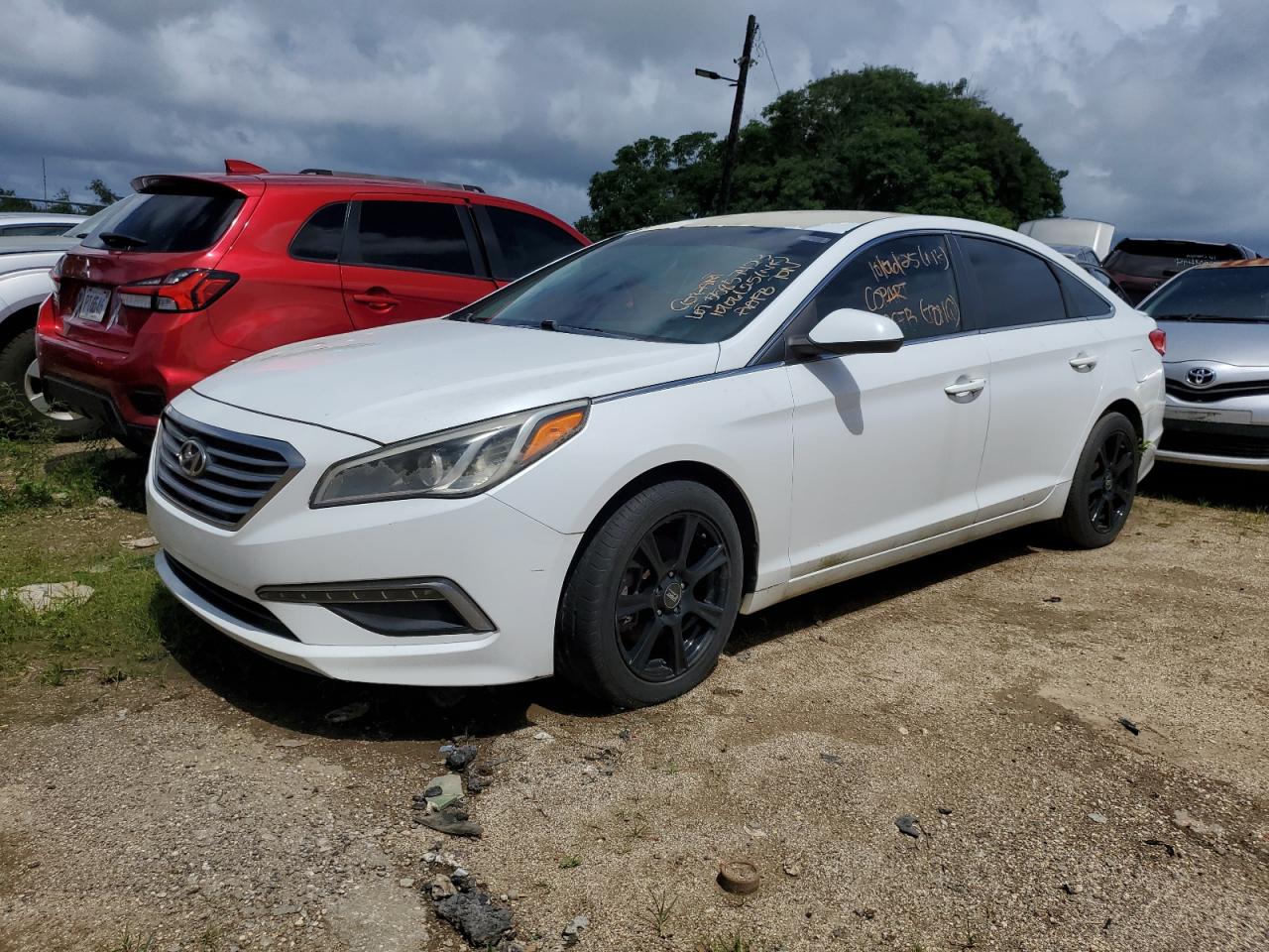 2015 Hyundai Sonata SE, VIN 5NPE24AF5FH040936 — Minor dents and scratches