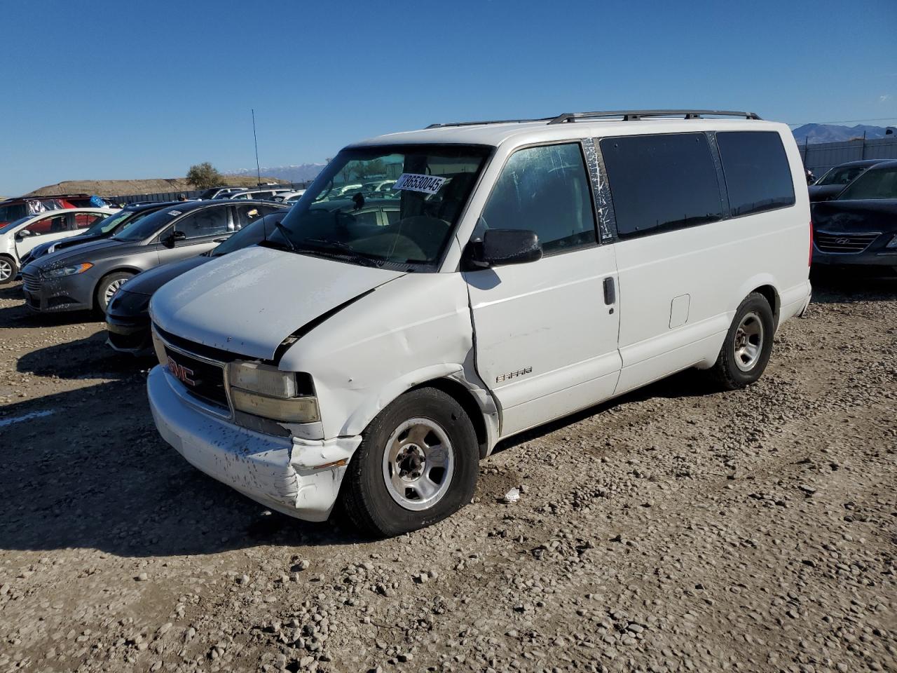 1999 GMC Safari, VIN 1GKDM19W8XB508061 — Front end