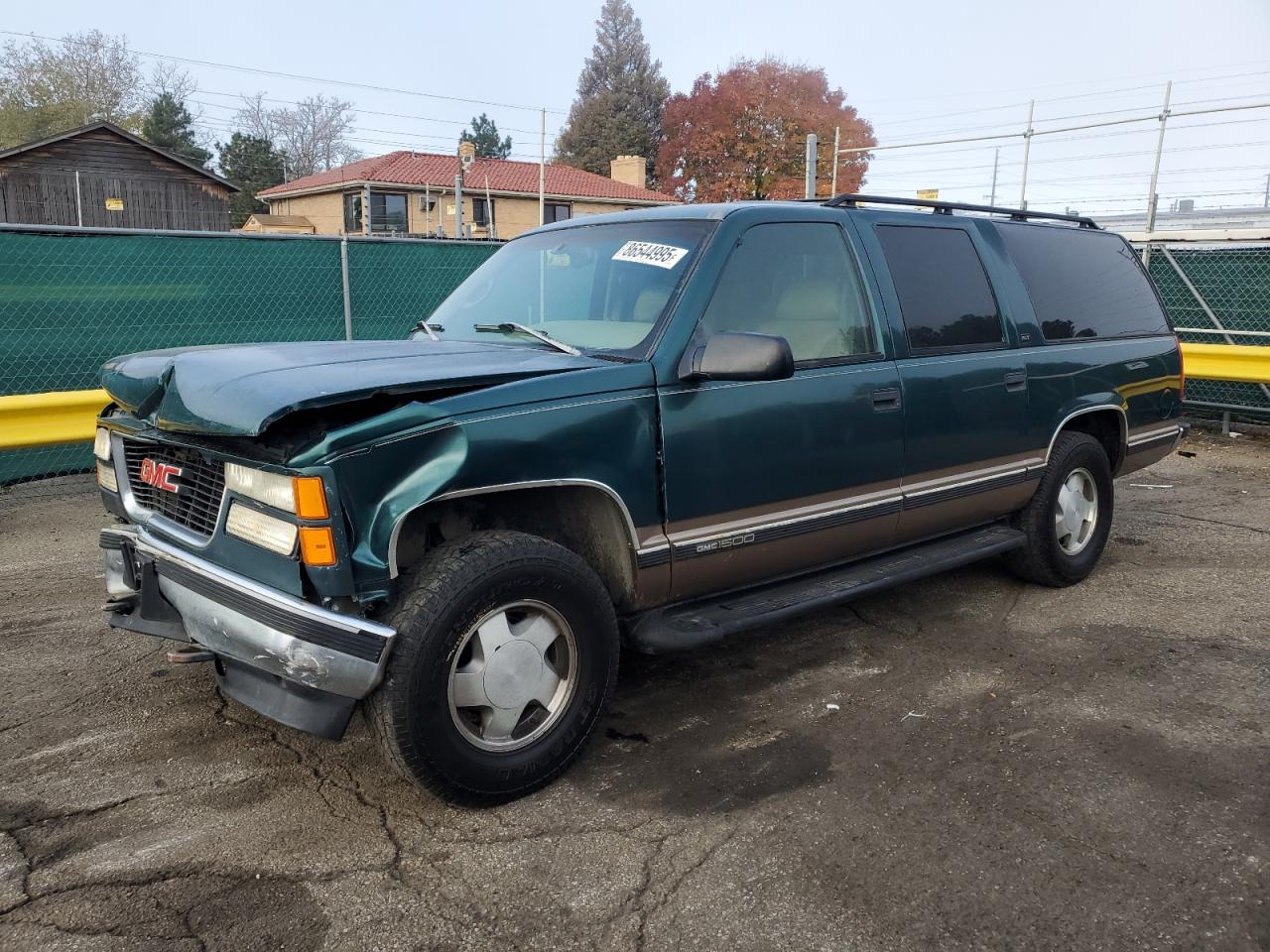 1996 GMC Suburban, VIN 3GKFK16R7TG515789 — Front end
