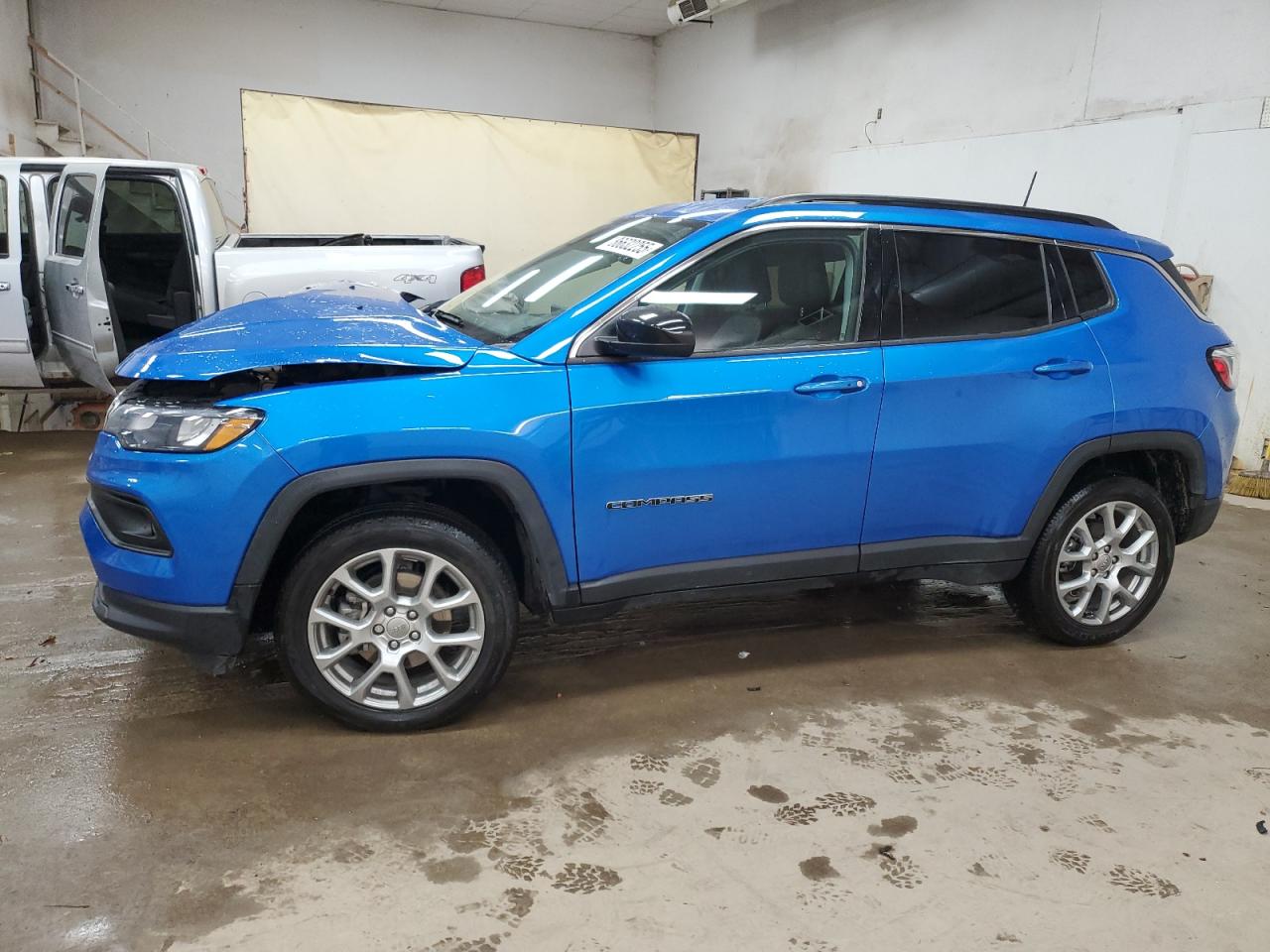 2022 Jeep Compass Latitude Lux, VIN 3C4NJDFB7NT150376 — Front end