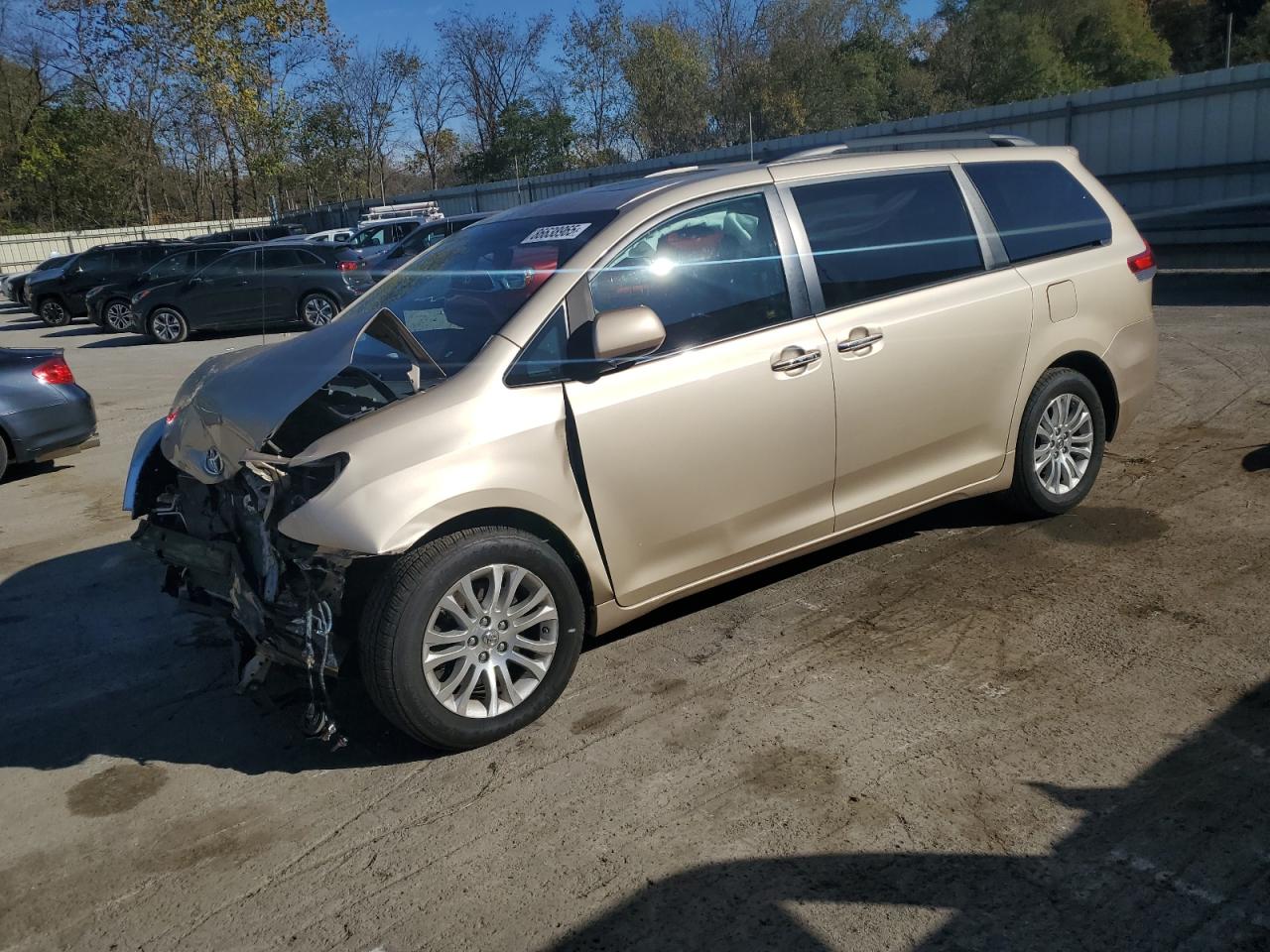 2014 Toyota Sienna Limited, VIN 5TDYK3DC2ES473888 — Front end