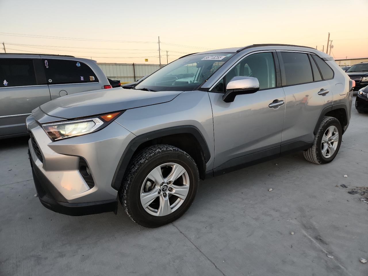 2020 Toyota RAV4 XLE, VIN 2T3W1RFV8LC073617 — Auction photo 1 of 4