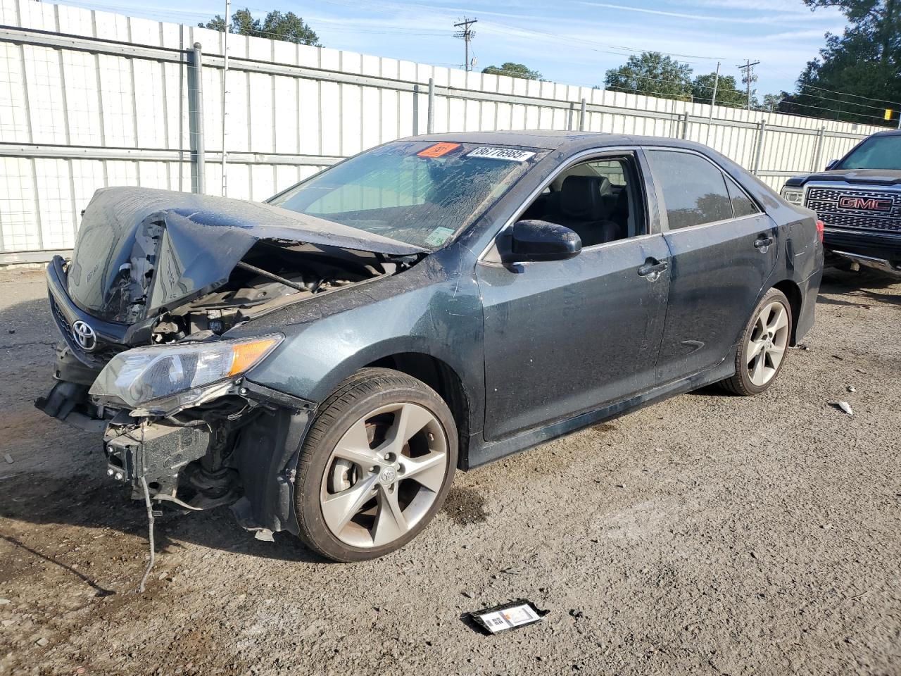 2013 Toyota Camry XLE, VIN 4T1BK1FK0DU020390 — Front end