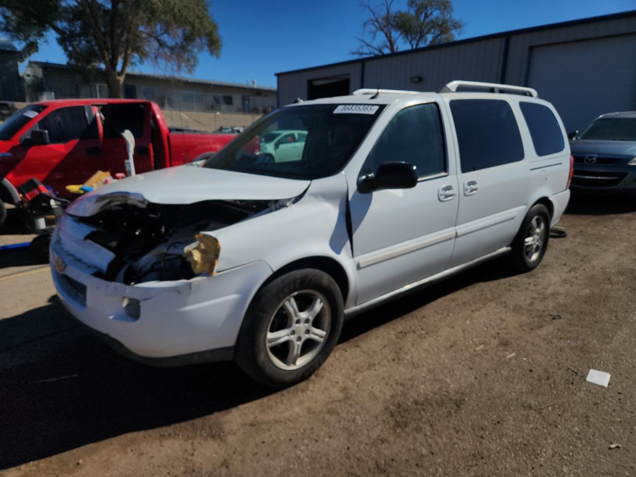 2005 Chevrolet Uplander LT, VIN 1GNDV33L25D240796 — Front end