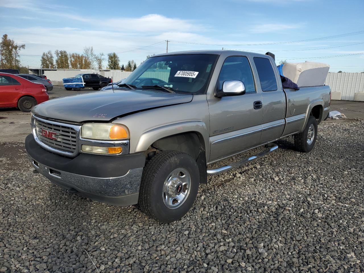 2002 GMC Sierra 2500HD Work Truck, VIN 1GTHC29U52E305074 — Front end