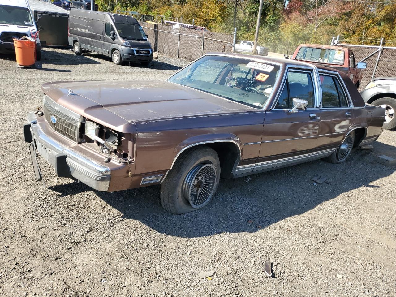 1989 Ford Crown Victoria, VIN 2FABP74F1KX209950 — Front end