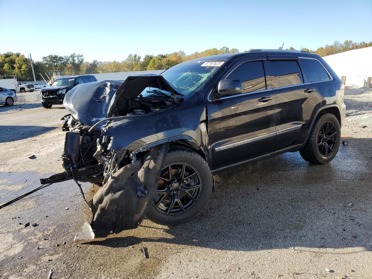 2013 Jeep Grand Cherokee Laredo, VIN 1C4RJFAG2DC533149 — Front end