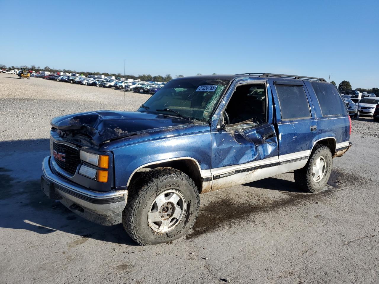 1997 GMC Yukon, VIN 1GKEK13R2VJ748271 — Front end