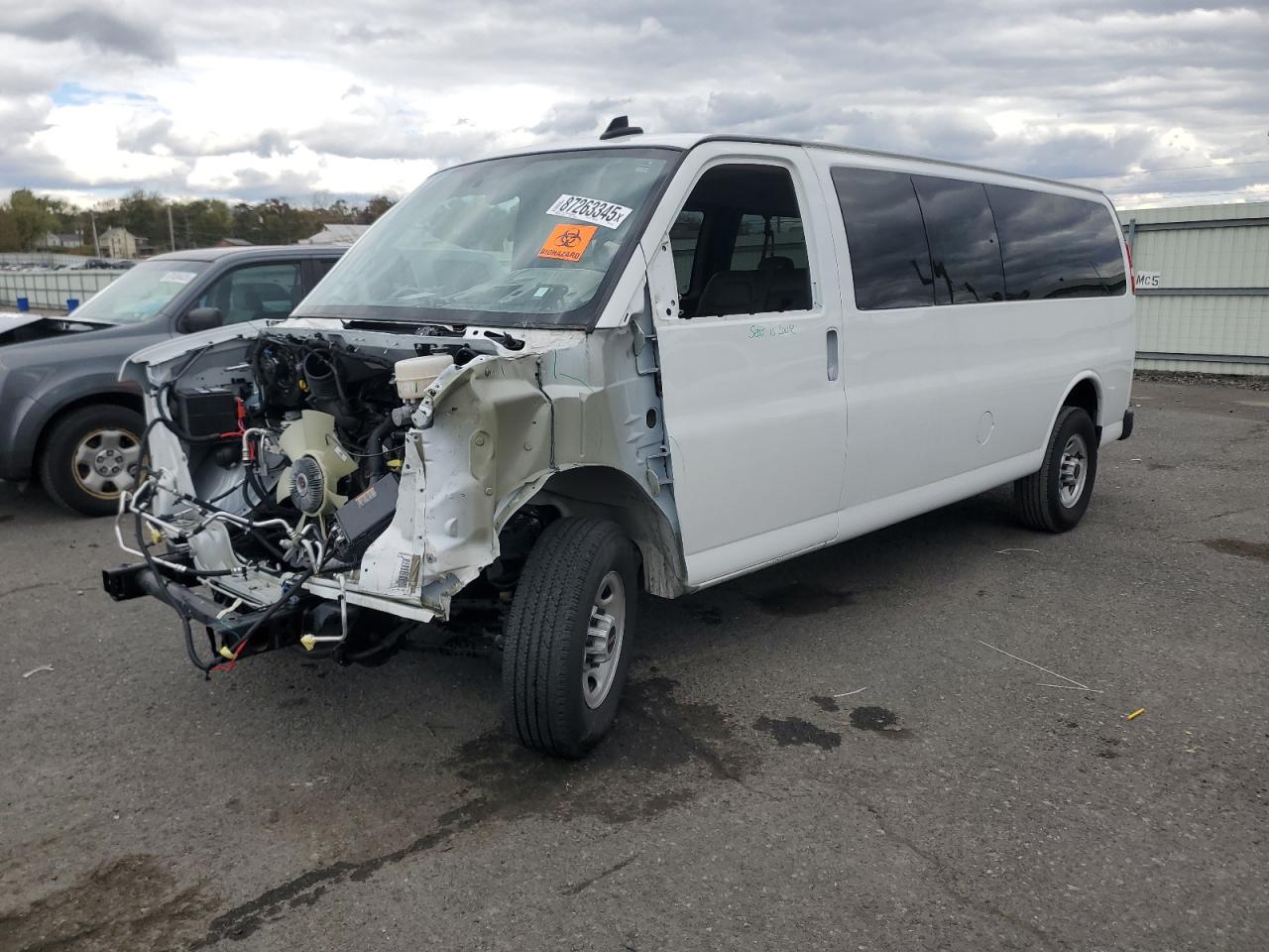 2024 GMC Savana, VIN 1GJZ7NF77R1261372 — Перед