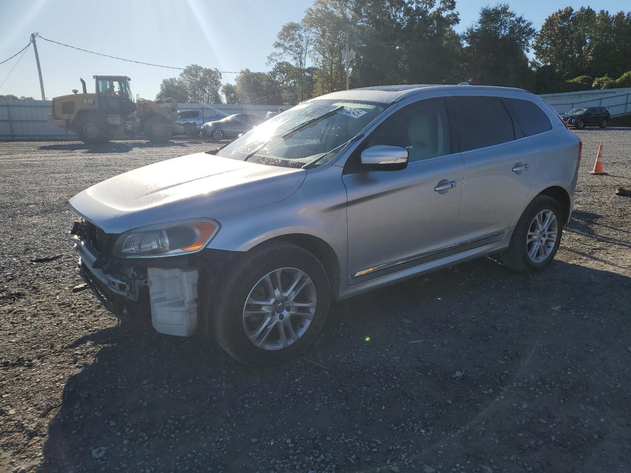2015 Volvo XC60 T5 Drive-E Platinum, VIN YV440MDM6F2737669 — Front end