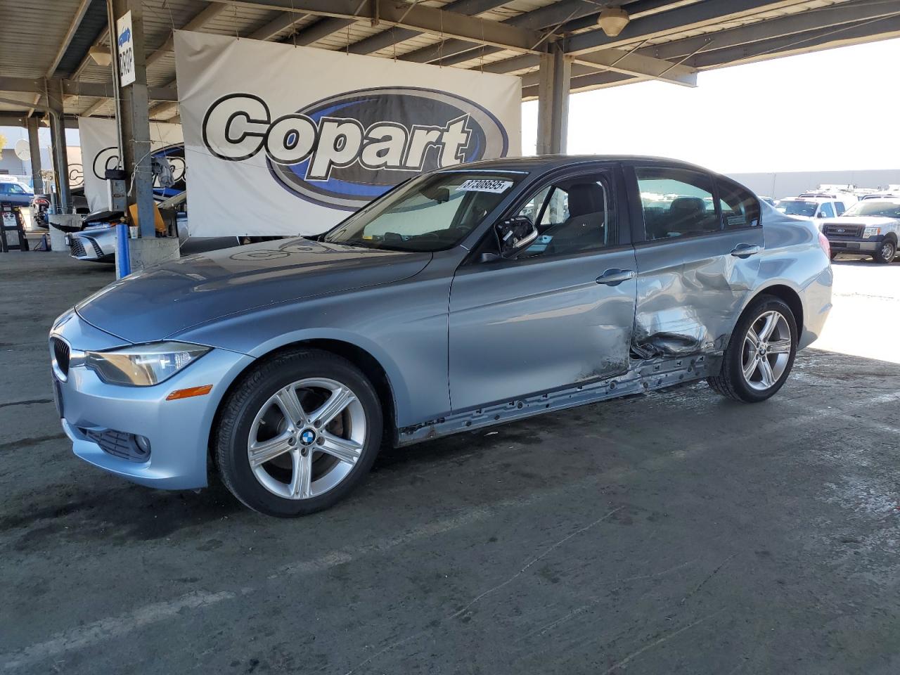 2013 BMW 3 Series 320i xDrive, VIN WBA3C3C51DF981498 — Side