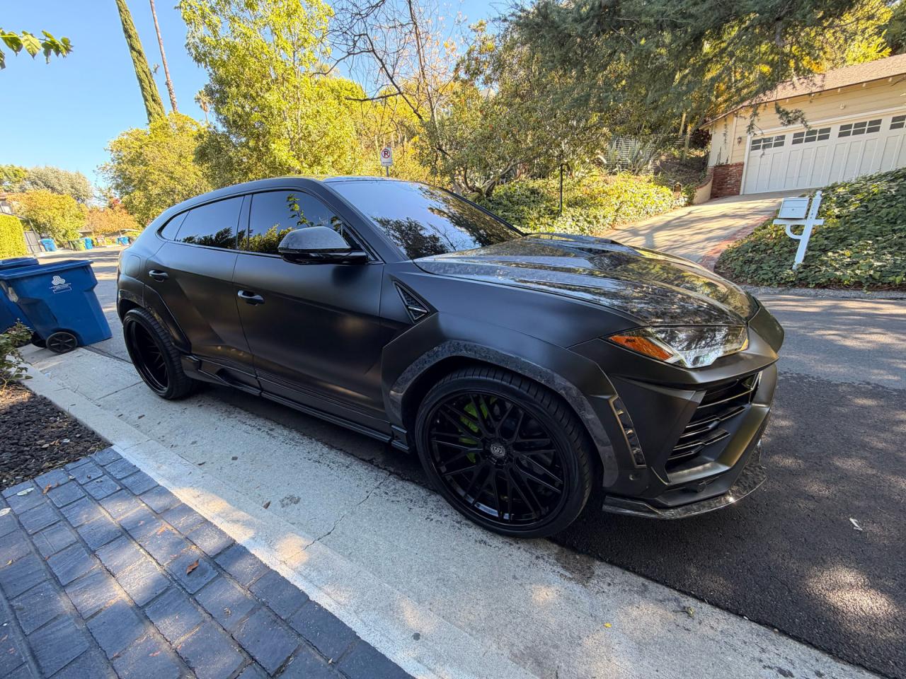 2019 Lamborghini Urus, VIN ZPBUA1ZL8KLA04132 — Minor dents and scratches