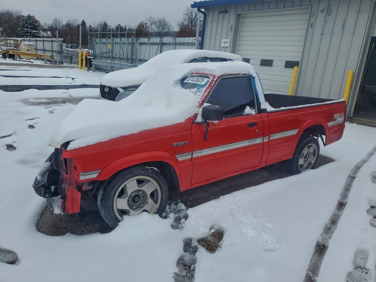 1988 Mazda B-Series, VIN JM2UF1131J0318446 — Front end