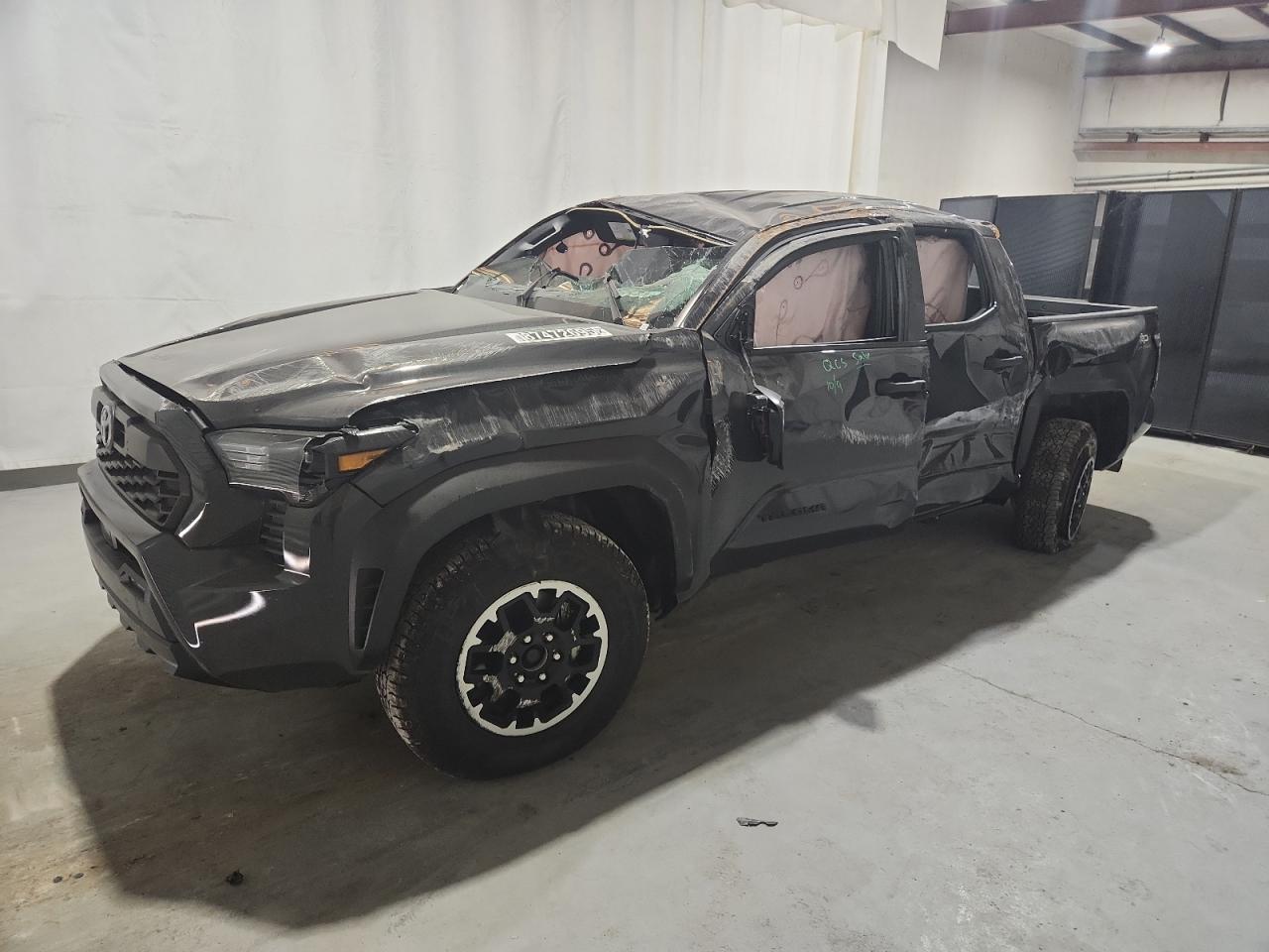 2025 Toyota Tacoma TRD Off Road, VIN 3TMLB5JN0SM131718 — Опрокидывание