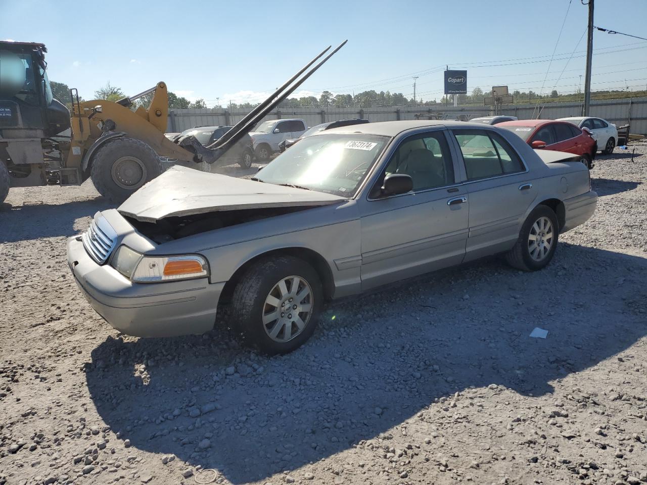 2007 Ford Crown Victoria LX, VIN 2FAFP74VX7X137808 — Front end