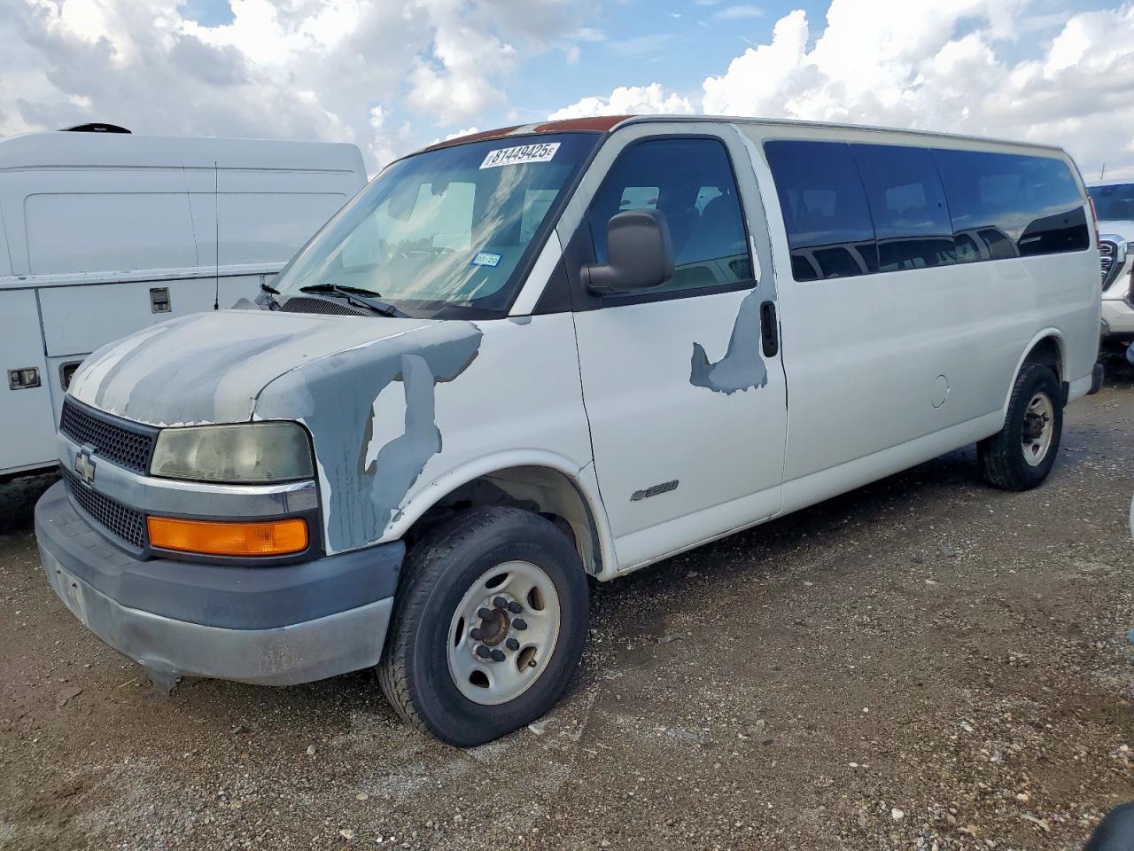 2003 Chevrolet Express Passenger, VIN 1GAHG39U531200322 — Front end