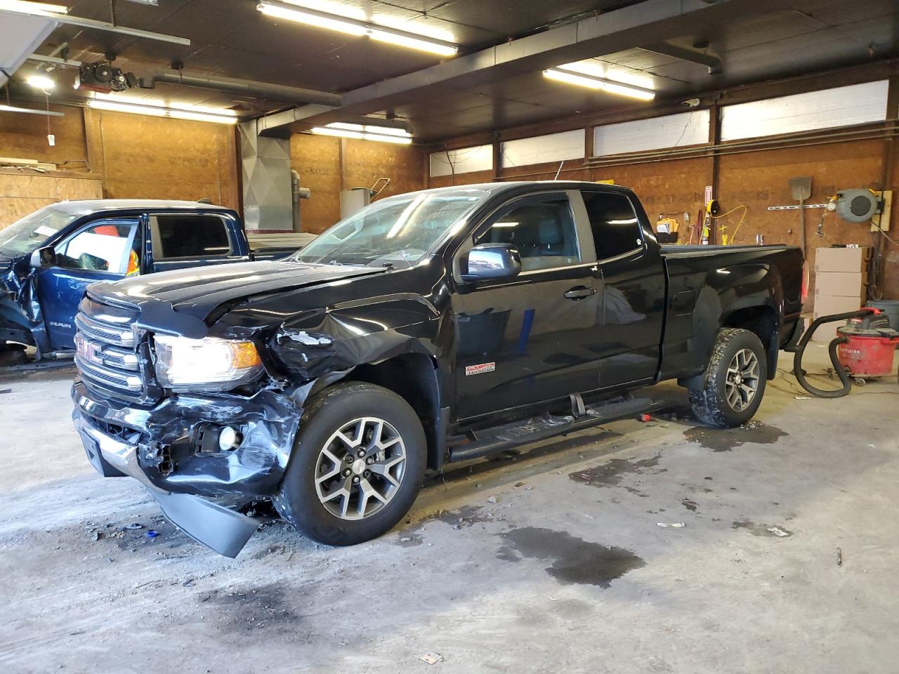2015 GMC Canyon 4WD SLE, VIN 1GTH6BE32F1137735 — Front end