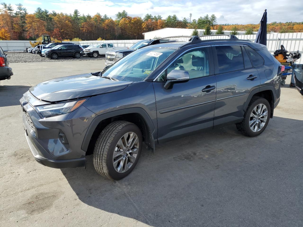 2025 Toyota RAV4 XLE Premium, VIN 2T3A1RFV4SW555041 — Бок