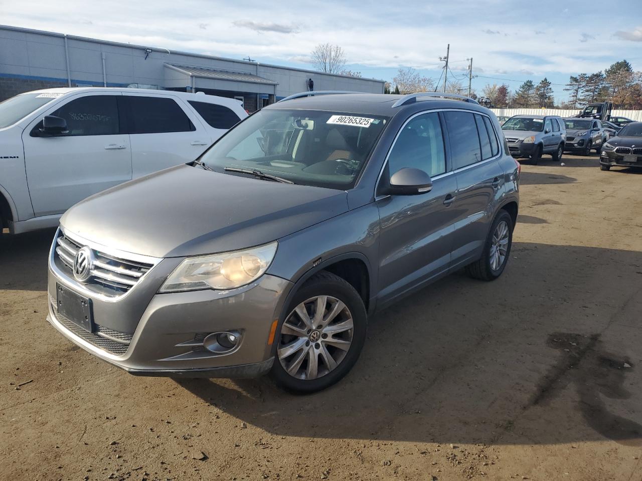 2009 Volkswagen Tiguan SE, VIN WVGBV75N49W526452 — Front end