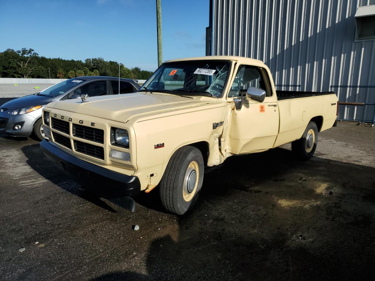 1985 Dodge D Series, VIN 1B7HD24T4FS553920 — Бок