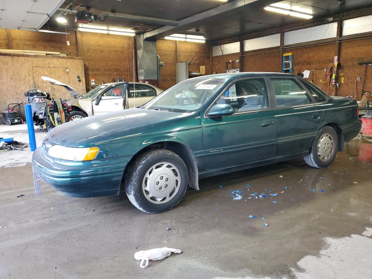 1995 Ford Taurus GL, VIN 1FALP52U4SA141923 — Rear end
