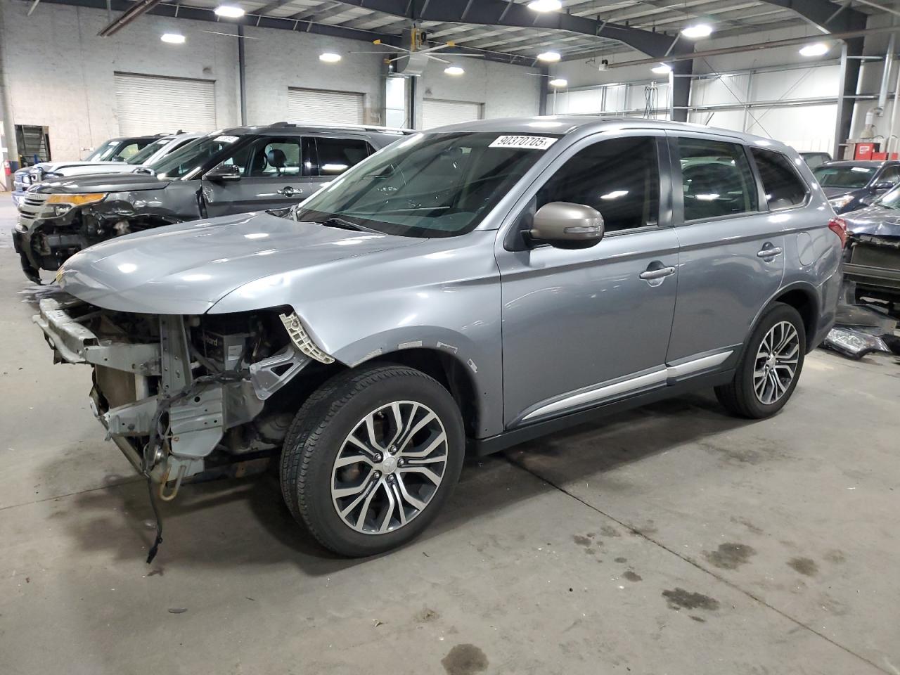2016 Mitsubishi Outlander SE, VIN JA4AZ3A33GZ032395 — Front end