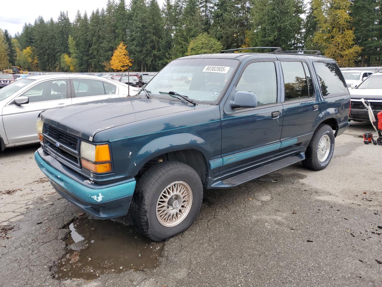 1994 Ford Explorer Eddie Bauer, VIN 1FMDU34X0RUE67368 — Front end