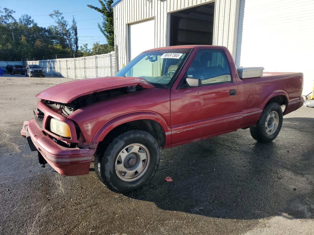 1996 GMC Sonoma, VIN 1GTCS1447TK519582 — Front end