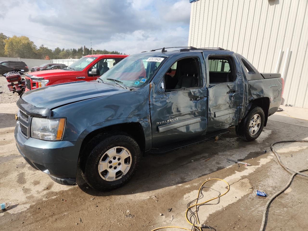 2012 Chevrolet Avalanche LS, VIN 3GNTKEE77CG129063 — Бок