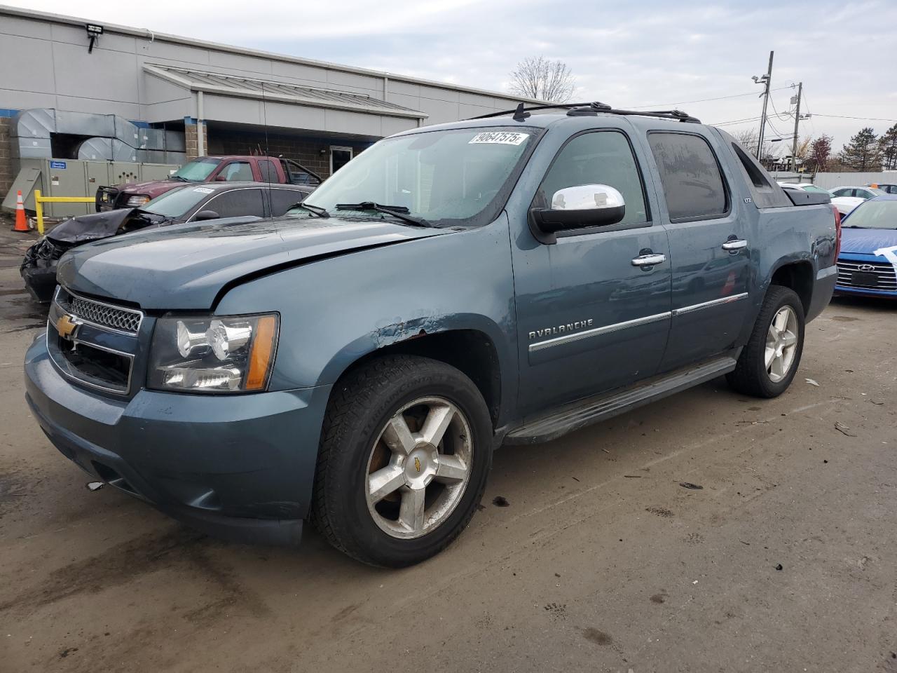 2012 Chevrolet Avalanche LTZ, VIN 3GNTKGE74CG181178 — Бок