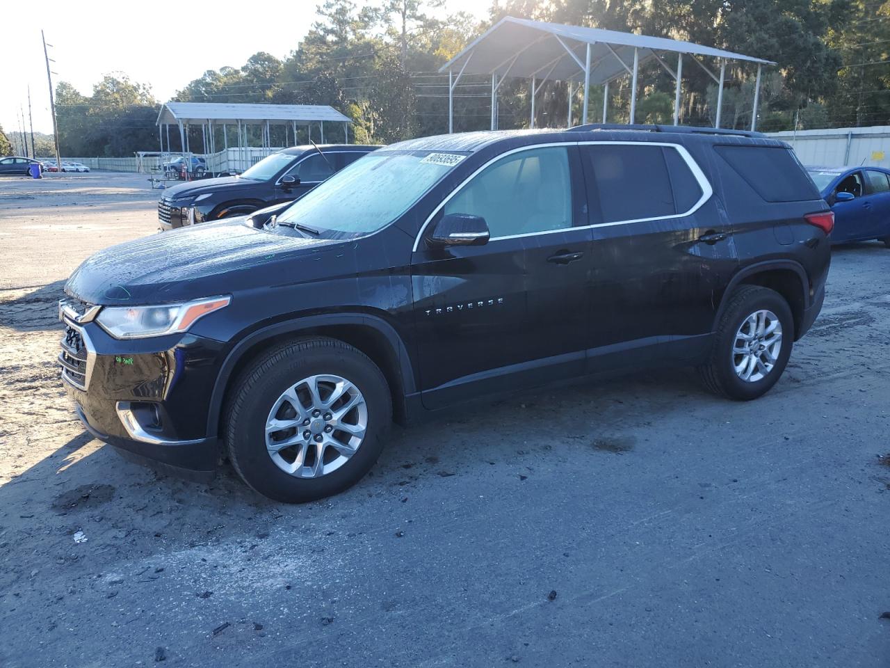 2019 Chevrolet Traverse LT Cloth, VIN 1GNERGKW5KJ104719 — Front end