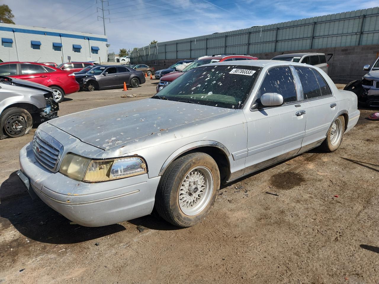 2002 Ford Crown Victoria LX, VIN 2FAFP74W82X100516 — Front end