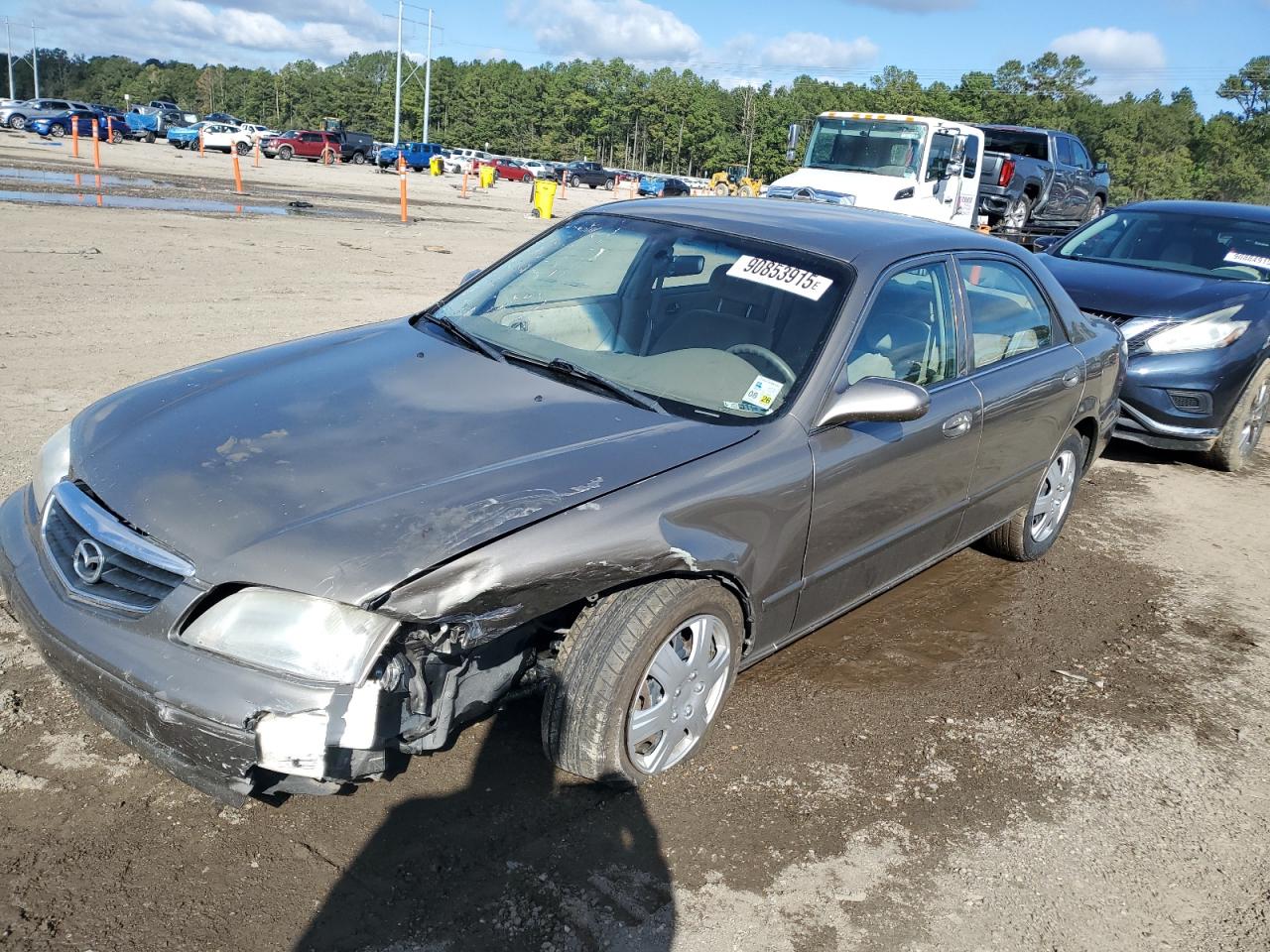 2001 Mazda 626 LX, VIN 1YVGF22CX15216386 — Перед